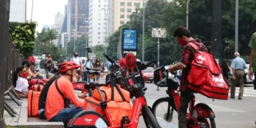 Governo pode decidir novas regras para Uber e iFood em abril