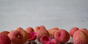 A lichia possui diversos nutrientes importantes para o organismo, podendo prevenir doenças crônicas.