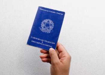 Trabalhadores com carteira assinada têm direito a 8 benefícios pouco conhecidos