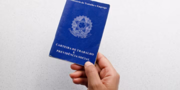 Trabalhadores com carteira assinada têm direito a 8 benefícios pouco conhecidos