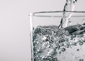 Beber água com gás pode afetar seus dentes? Entenda o que dizem os especialistas