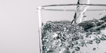 Beber água com gás pode afetar seus dentes? Entenda o que dizem os especialistas