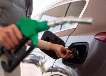 Brasileiros se assustam com novo preço da gasolina acima de R$ 8,00