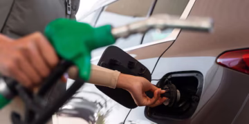 Brasileiros se assustam com novo preço da gasolina acima de R$ 8,00