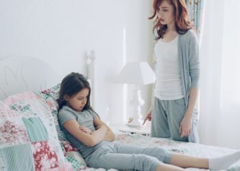 Os pais devem tomar cuidado com o que falam para os filhos, frases supostamente inofensivas podem causar muito impacto.