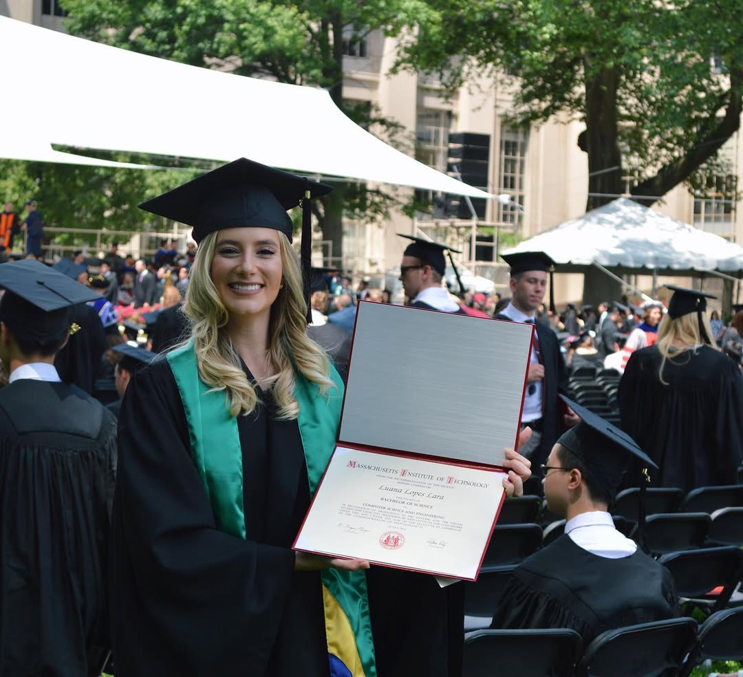 Brasileira de 29 anos conquista fortuna bilionária e vira a mais jovem do mundo a chegar lá sozinha