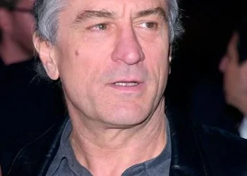 Reprodução: galeria AdoroCinema (https://www.adorocinema.com/personalidades/personalidade-8/fotos/detalhe/?cmediafile=19945659)