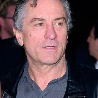 Reprodução: galeria AdoroCinema (https://www.adorocinema.com/personalidades/personalidade-8/fotos/detalhe/?cmediafile=19945659)