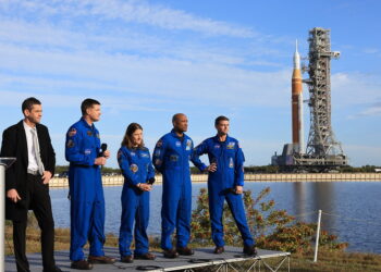 Koch (no centro), seus colegas de tripulação e o administrador da NASA Jared Isaacman (à esquerda) durante coletiva de imprensa.

Reprodução: NASA / Kim Shiflett