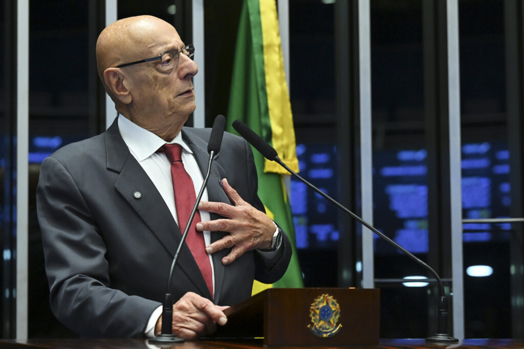 Esperidião Amin na frente de Carlos Bolsonaro em SC