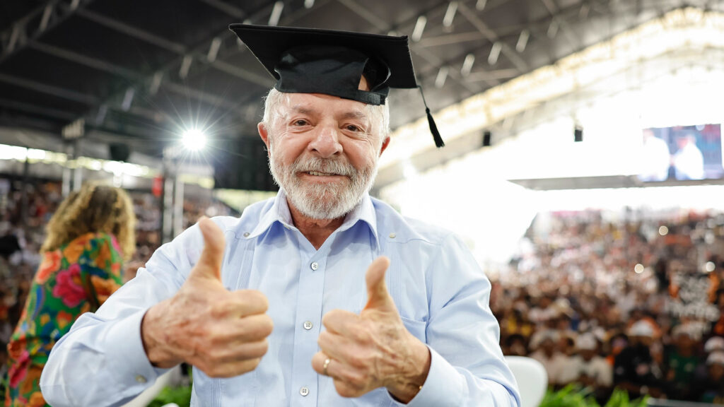 "Vocês são as pessoas honestas que querem que eu seja", diz Lula