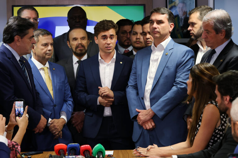 Quem é o melhor vice para Flávio, segundo Nikolas