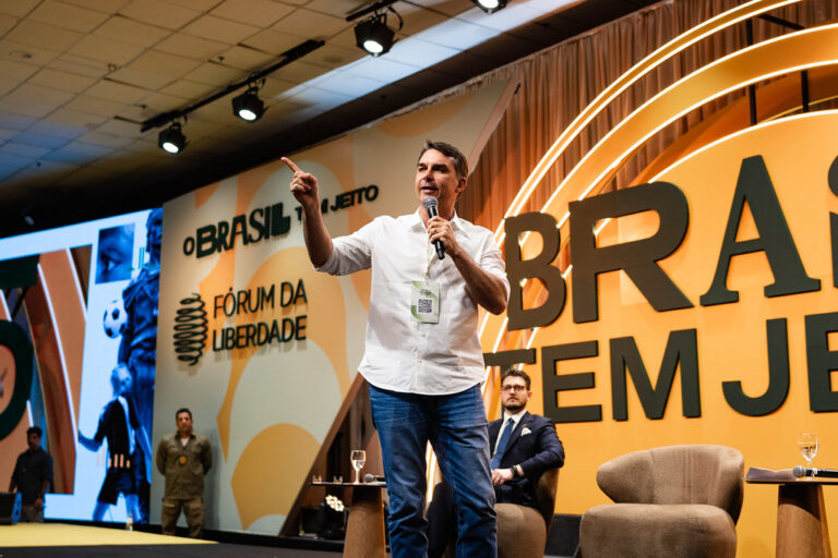 Flávio passa Lula no 2º turno, indica Quaest