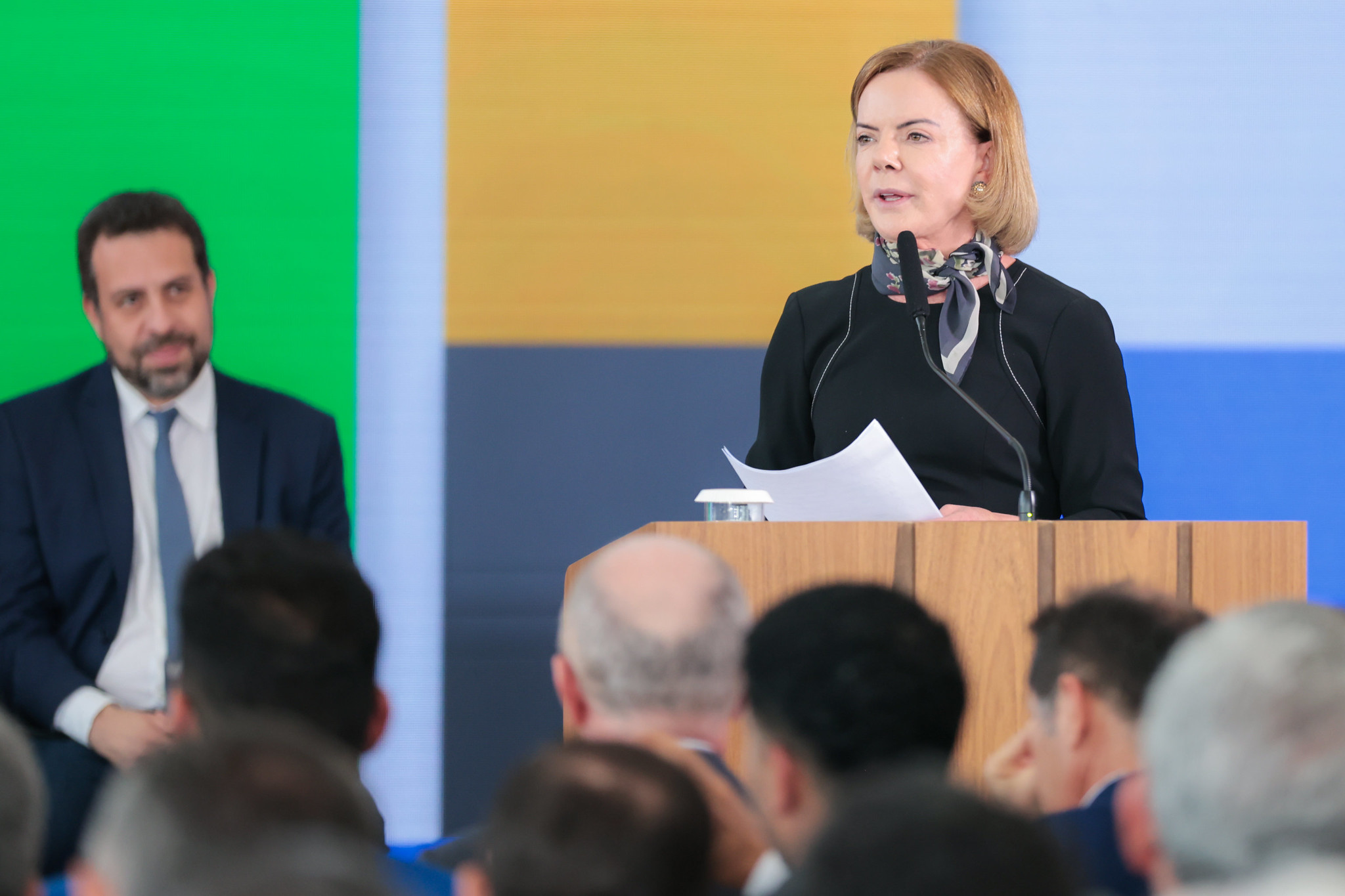 O blá-blá-blá de Gleisi em defesa do STF