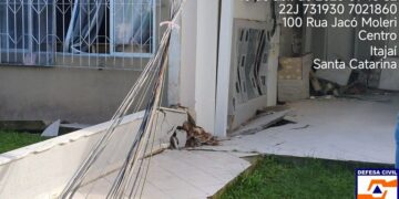 Técnicos da Defesa Civil registraram grandes danos estruturais no edifício.

Divulgação: Defesa Civil de Itajaí