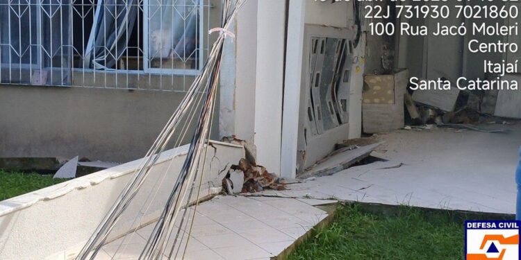 Técnicos da Defesa Civil registraram grandes danos estruturais no edifício.

Divulgação: Defesa Civil de Itajaí