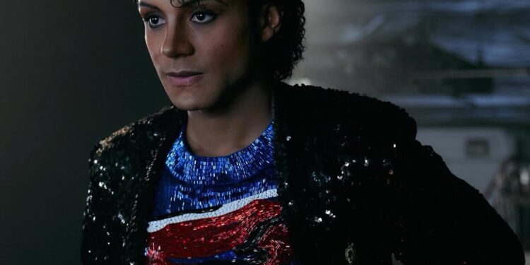 O ator Jaafar Jackson, sobrinho de Miachael Jackson, interpretando o Ri do Pop na cinebiografia de seu tio.

Reprodução: Instagram (@jaafarjackson)