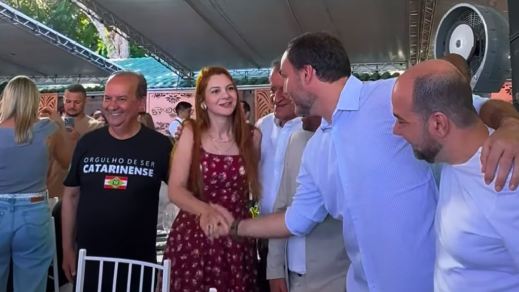 O aperto de mãos da discórdia de Carlos Bolsonaro