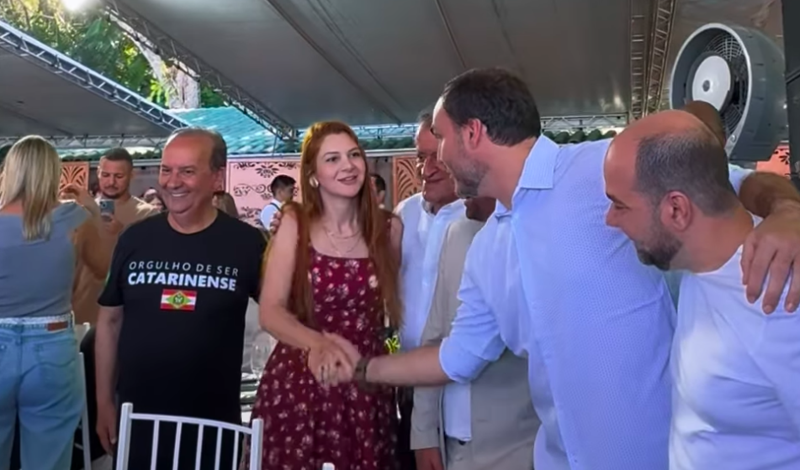 O aperto de mãos da discórdia de Carlos Bolsonaro