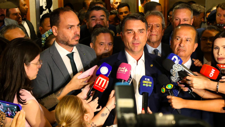 Carlos Bolsonaro anuncia fiscalização de apoio a Flávio no PL
