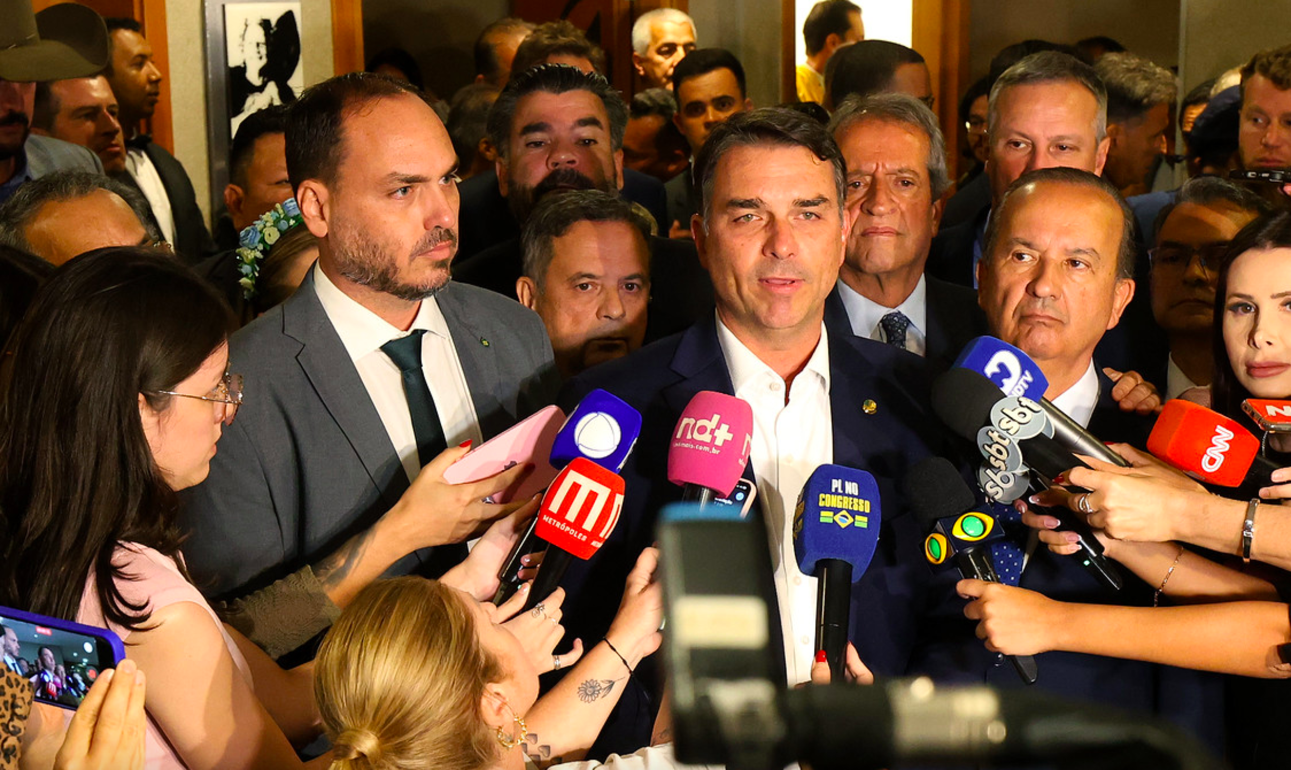 Carlos Bolsonaro anuncia fiscalização de apoio a Flávio no PL