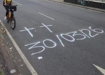 Rua que tem cruzes pintadas no chão virou sinônimo de tragédia no Brasil