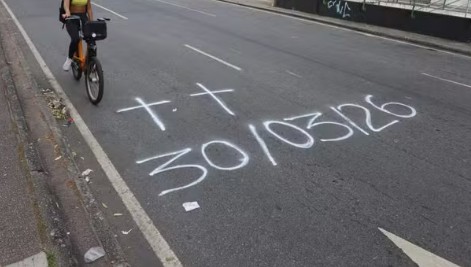 Rua que tem cruzes pintadas no chão virou sinônimo de tragédia no Brasil