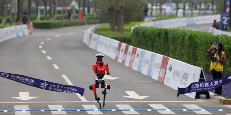 O robô passando pela linha de chegada.

Reprodução: Instagram (@economicdaily__china)
