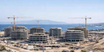 Antigo aeroporto em Atenas vira bairro de luxo com torre de 200 m, hotéis, cassino e residências no projeto bilionário Ellinikon. - Foto: Reprodução/314 Architecture Studio