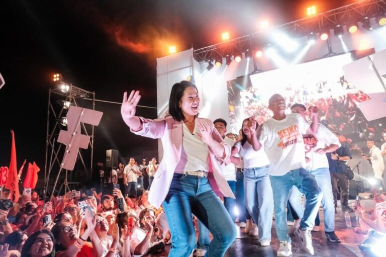 Keiko Fujimori lidera com metade das urnas apuradas no Peru