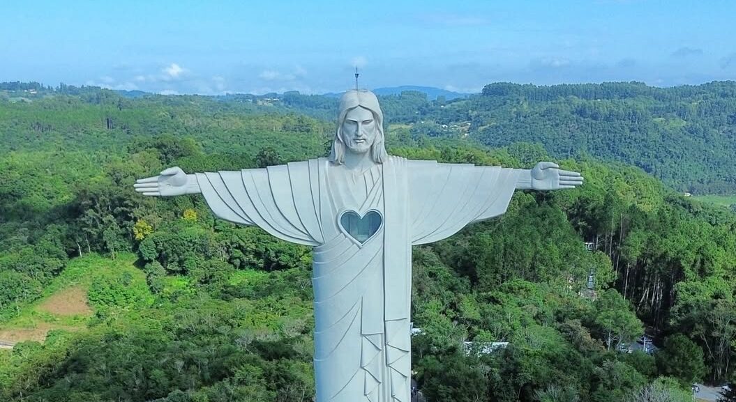 Cristo leva 300 mil turistas e injeta quase 40 milhões de reais na economia de cidade do RS
