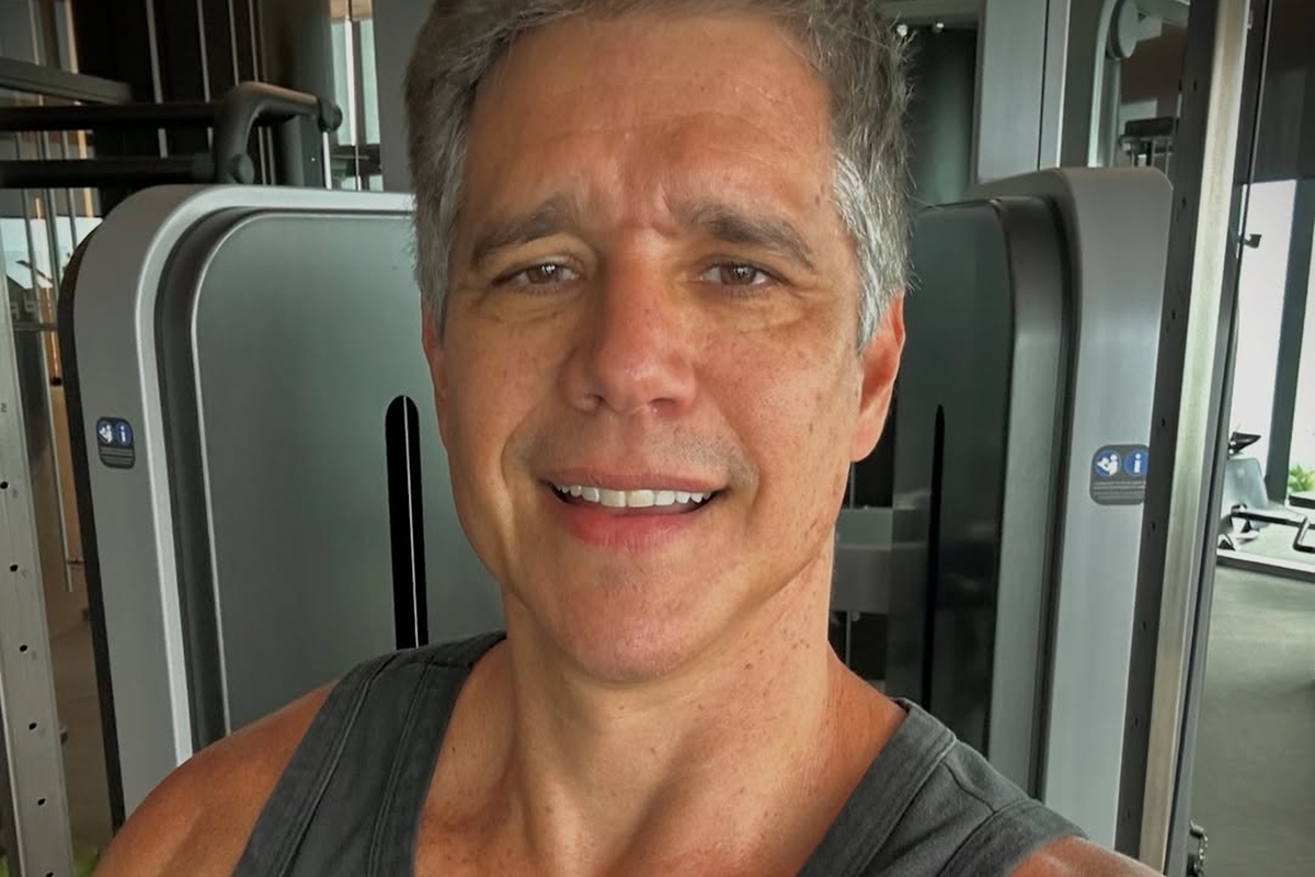 Afastado da TV, ex-apresentador do The Voice volta aos holofotes por motivo inusitado