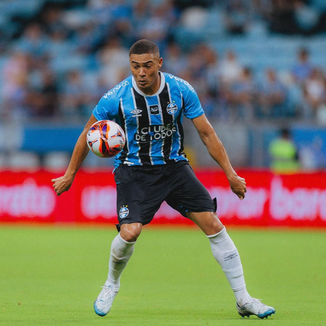 Atleta de clube brasileiro chama atenção ao atingir marca inédita no futebol