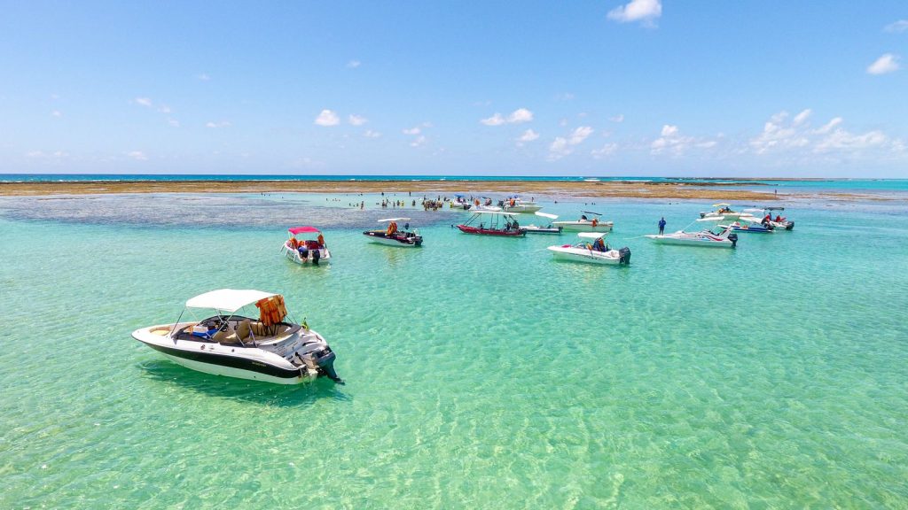 Piscinas naturais e maior área de corais do país: conheça o Caribe brasileiro