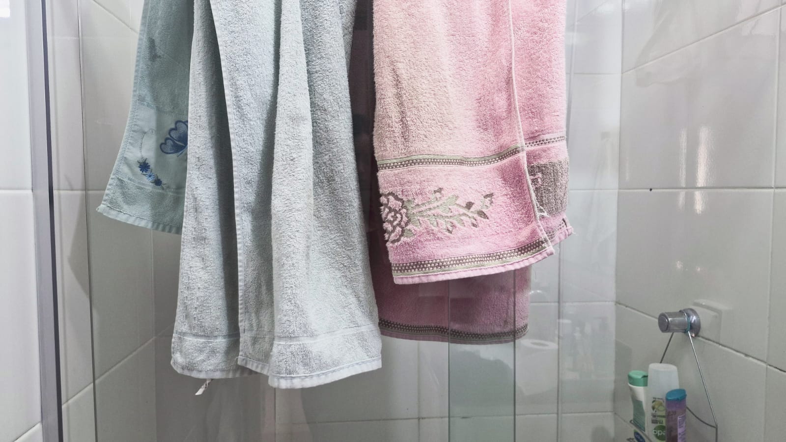 Como evitar que as toalhas fiquem ásperas mesmo após lavagem