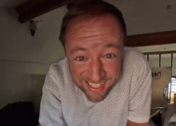 Maurício na casa dele.

Reprodução: Instagram (@chinaem360)