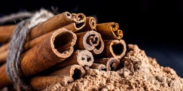 A canela é uma especiaria "Faz-tudo" e supera seu uso culinário em diversas culturas.

Reprodução: Unsplash / Alex Bayev