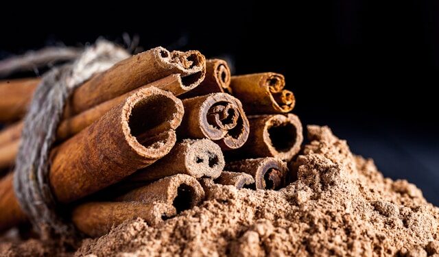 A canela é uma especiaria "Faz-tudo" e supera seu uso culinário em diversas culturas.

Reprodução: Unsplash / Alex Bayev