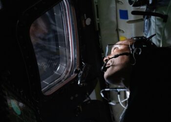 Astronauta e piloto Victor Glover no Artemis II. Foto: Nasa
