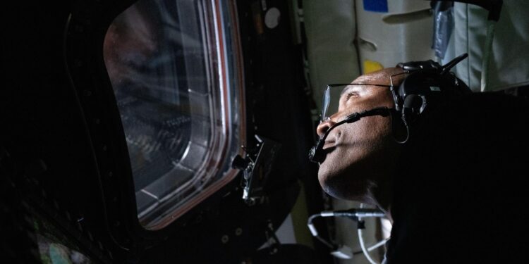 Astronauta e piloto Victor Glover no Artemis II. Foto: Nasa