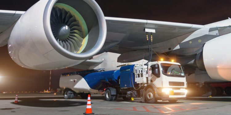 Avião A380 sendo abastecido. Foto: Depositphotos