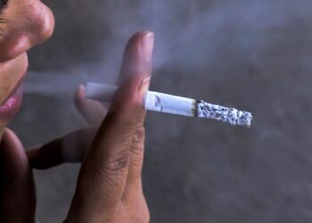 Ao respirar a fumaça do cigarro, os não fumantes correm o risco de ter as mesmas doenças que o fumante. Foto: Agência Brasil