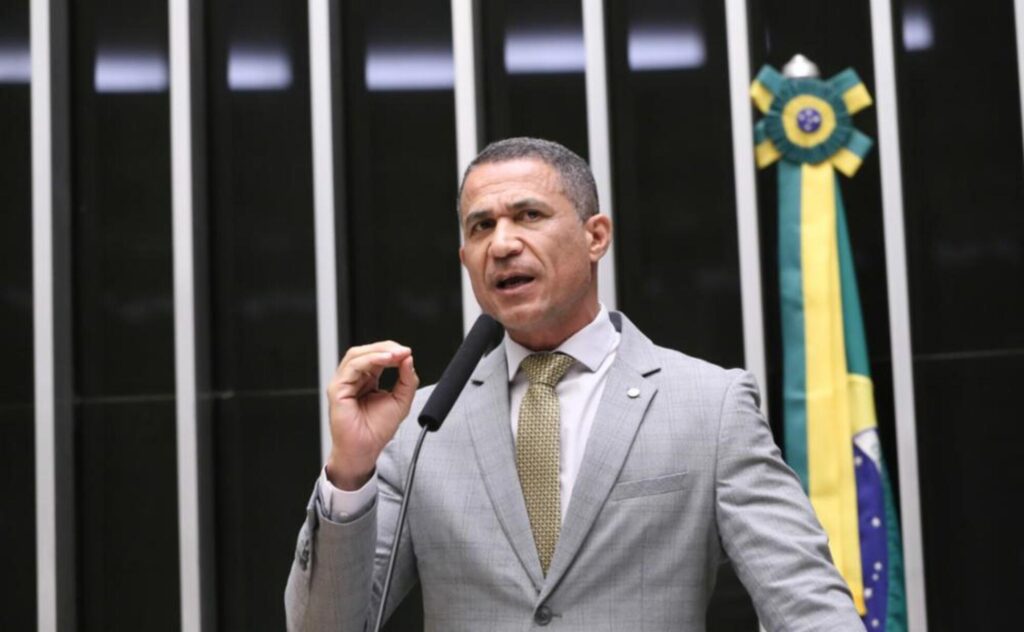 Deputado cobra informações de ministros sobre expulsão de delegado da PF