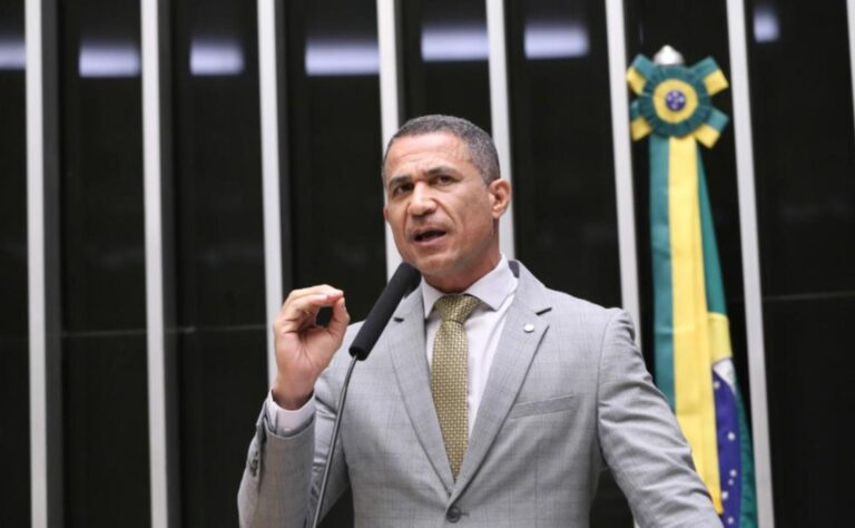Deputado cobra informações de ministros sobre expulsão de delegado da PF