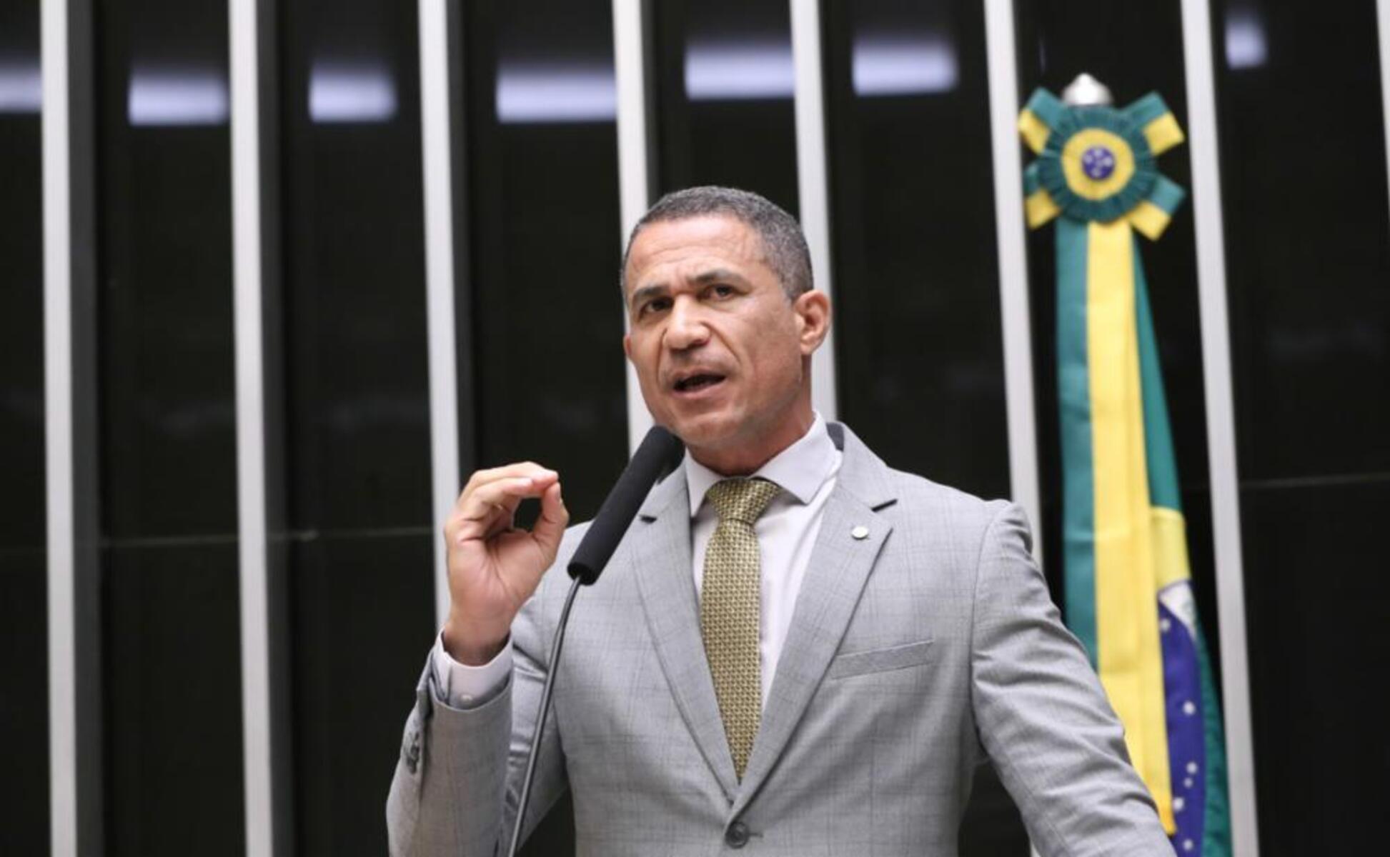 Deputado cobra informações de ministros sobre expulsão de delegado da PF