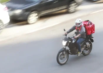 A lei estabelece como "entregador" todo motoboy ou motociclista profissional que utiliza motocicletas para a entrega de produtos. Foto: Marcello Casal jr/Agência Brasil