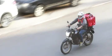 A lei estabelece como "entregador" todo motoboy ou motociclista profissional que utiliza motocicletas para a entrega de produtos. Foto: Marcello Casal jr/Agência Brasil