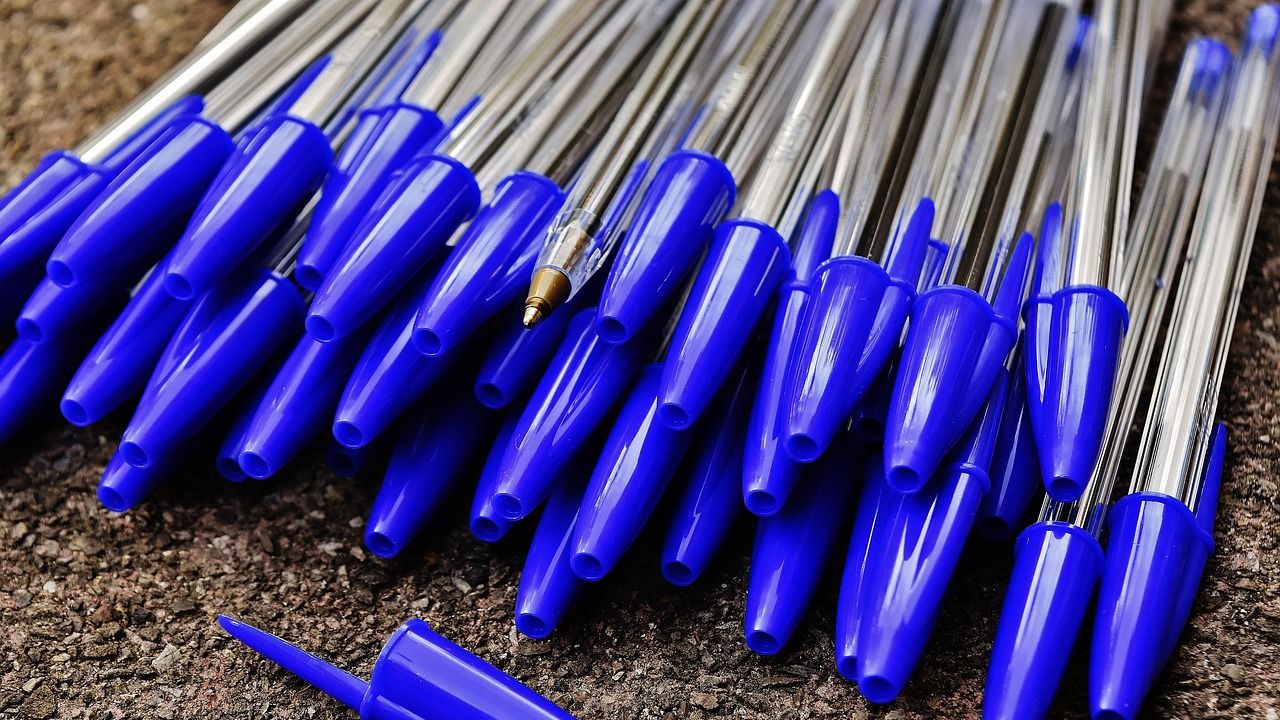 Engenharia explica a existência do buraco na tampa da caneta