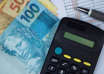 Ter dívidas ou preocupação com finanças pode acelerar o desgaste do coração, aponta estudo