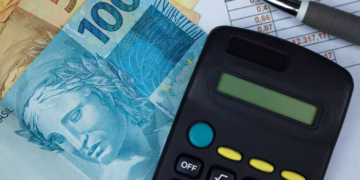 Ter dívidas ou preocupação com finanças pode acelerar o desgaste do coração, aponta estudo